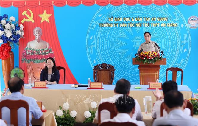 Thủ tướng Phạm Minh Chính phát biểu, động viên giáo viên, học sinh Trường Phổ thông Dân tộc nội trú THPT An Giang. Ảnh: Dương Giang-TTXVN
