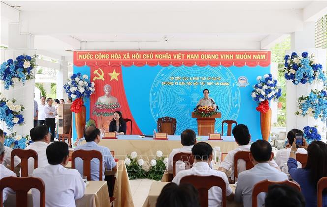 Thủ tướng Phạm Minh Chính phát biểu, động viên giáo viên, học sinh Trường Phổ thông Dân tộc nội trú THPT An Giang. Ảnh: Dương Giang-TTXVN
