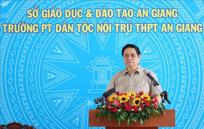Thủ tướng Phạm Minh Chính phát biểu, động viên giáo viên, học sinh Trường Phổ thông Dân tộc nội trú THPT An Giang. Ảnh: Dương Giang-TTXVN
