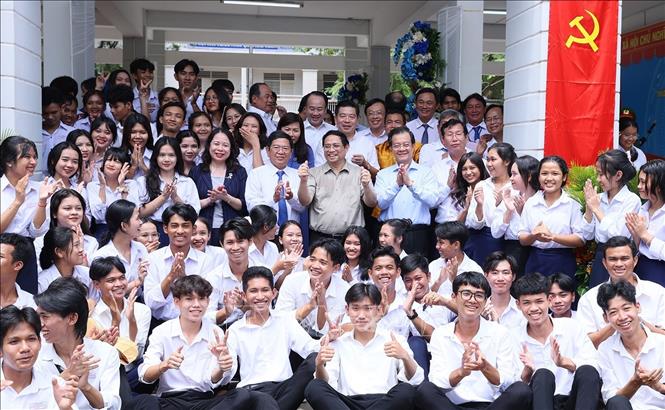 Thủ tướng Phạm Minh Chính với học sinh Trường Phổ thông Dân tộc nội trú THPT An Giang. Ảnh: Dương Giang-TTXVN
