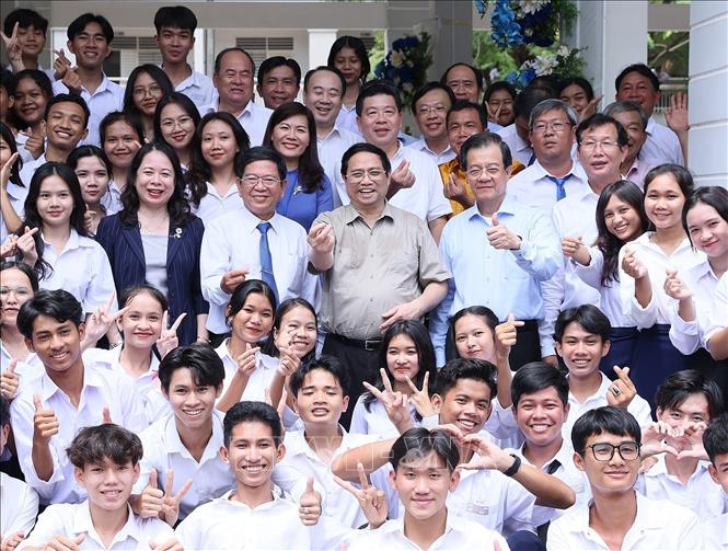 Thủ tướng Phạm Minh Chính với giáo viên, học sinh Trường Phổ thông Dân tộc nội trú THPT An Giang. Ảnh: Dương Giang-TTXVN