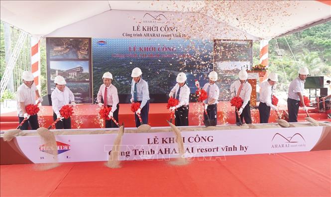 Các đại biểu thực hiện nghi thức khởi công dự án. Ảnh: Nguyễn Thành – TTXVN