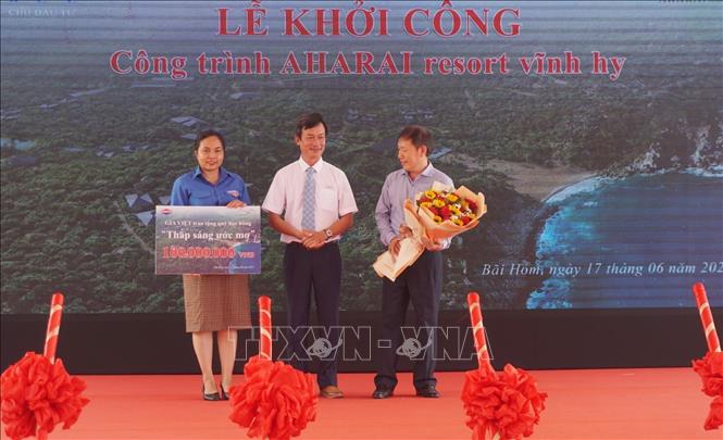 Chủ đầu tư trao tặng số tiền 100 triệu đồng cho Quỹ học bổng “Thắp sáng ước mơ”. Ảnh: Nguyễn Thành – TTXVN