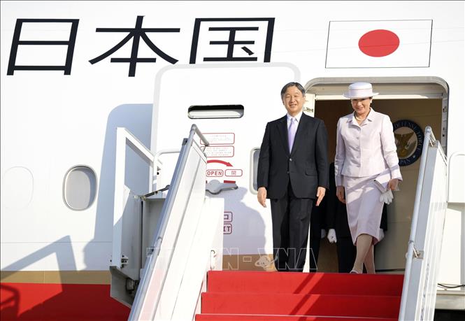 Nhật hoàng Naruhito (trái) và Hoàng hậu Masako tới sân bay quốc tế Soekarno-Hatta ở Jakarta, Indonesia, ngày 17/6/2023, bắt đầu chuyến thăm Indonesia. Ảnh: Kyodo/TTXVN