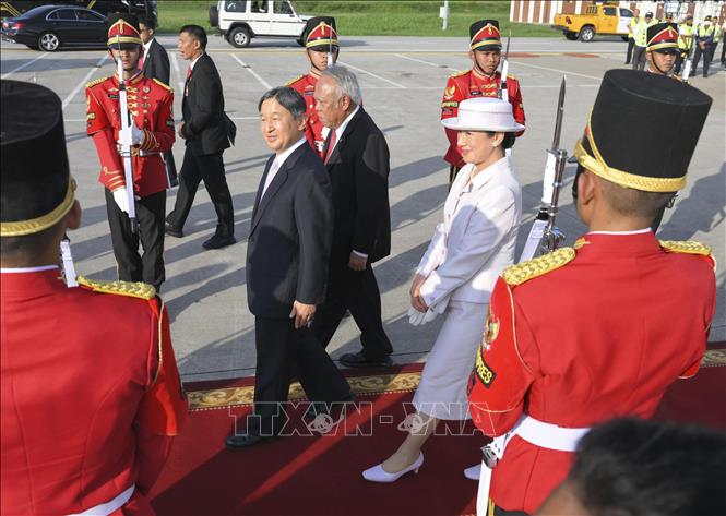 Nhật hoàng Naruhito (giữa, trái) và Hoàng hậu Masako tới sân bay quốc tế Soekarno-Hatta ở Jakarta, Indonesia, ngày 17/6/2023, bắt đầu chuyến thăm Indonesia. Ảnh: Kyodo/TTXVN