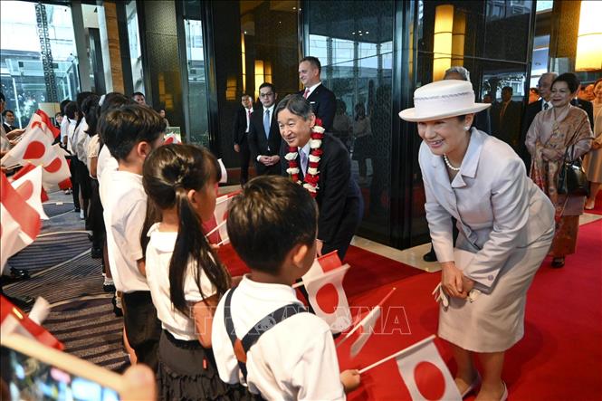 Nhật hoàng Naruhito (giữa, trái) và Hoàng hậu Masako trò chuyện với các em nhỏ tại Jakarta, Indonesia, ngày 17/6/2023. Ảnh: Kyodo/TTXVN