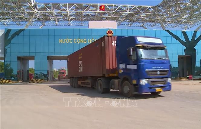 Hàng hóa nhập khẩu qua Cửa khẩu Bắc Luân II - Cửa khẩu quốc tế Móng Cái. Ảnh: Văn Đức - TTXVN

