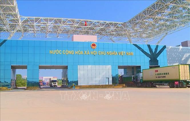 Hàng hóa xuất nhập khẩu qua Cửa khẩu Bắc Luân II - Cửa khẩu quốc tế Móng Cái. Ảnh: Văn Đức - TTXVN

