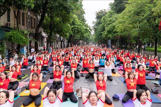 Sự kiện thu hút hơn 1.000 yogis (người tập yoga) tham gia. Ảnh: TTXVN phát