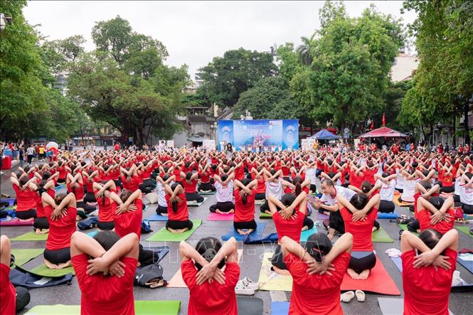 Sự kiện thu hút hơn 1.000 yogis (người tập yoga) tham gia. Ảnh: TTXVN phát