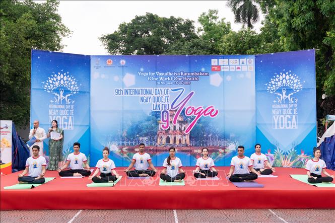 Màn trình diễn Yoga tại chương trình. Ảnh: TTXVN phát