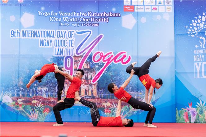 Màn trình diễn Yoga tại chương trình. Ảnh: TTXVN phát