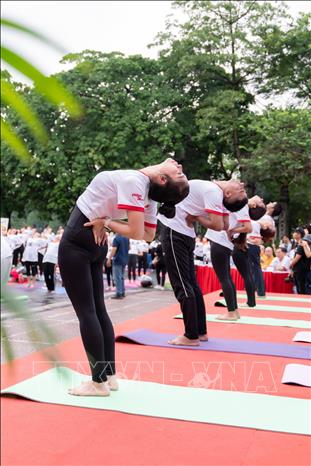 Màn trình diễn Yoga tại chương trình. Ảnh: TTXVN phát