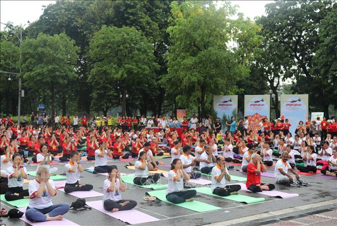 Các động tác Yoga biểu diễn tại Khu vực phố đi bộ Hồ Hoàn Kiếm sáng 18/6. Ảnh: TTXVN phát