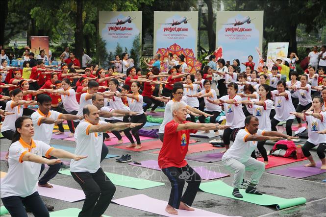 Biểu diễn Yoga tại Khu vực phố đi bộ Hồ Hoàn Kiếm sáng 18/6. Ảnh: TTXVN phát