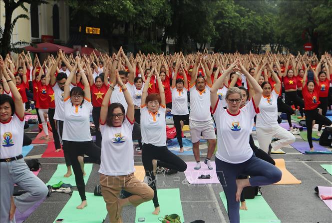Biểu diễn Yoga tại khu vực phố đi bộ Hồ Hoàn Kiếm sáng 18/6. Ảnh: TTXVN phát