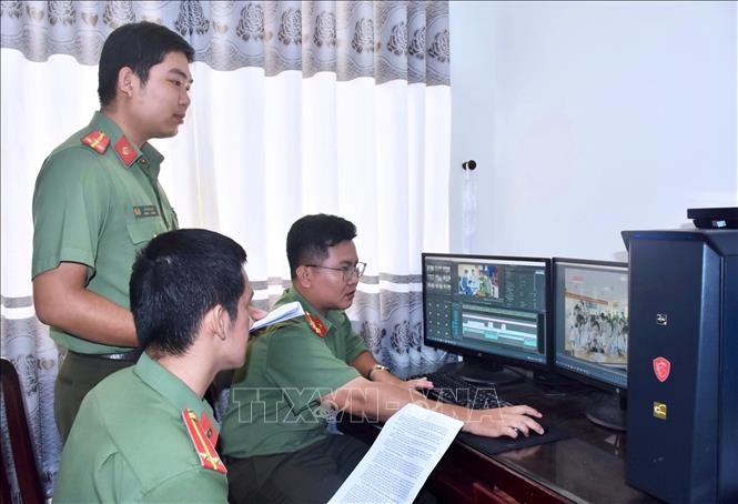 Cán bộ, chiến sĩ Đội Tuyên truyền, thi đua, khen thưởng dựng bài của Chuyên mục An ninh Bạc Liêu, phát sóng hằng tuần trên Đài PTTH Bạc Liêu. Ảnh: TTXVN phát
