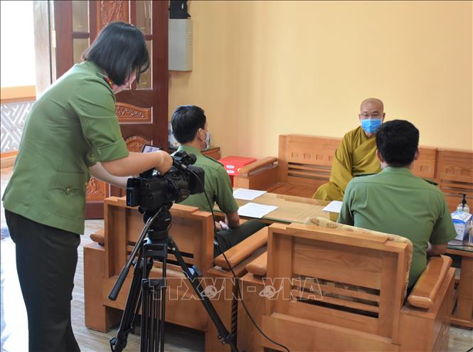 Những “nhà báo mang sắc phục Công an nhân dân” thực hiện phóng sự tại Ban Trị sự Giáo hội Phật giáo Việt Nam tỉnh Bạc Liêu. Ảnh: TTXVN phát