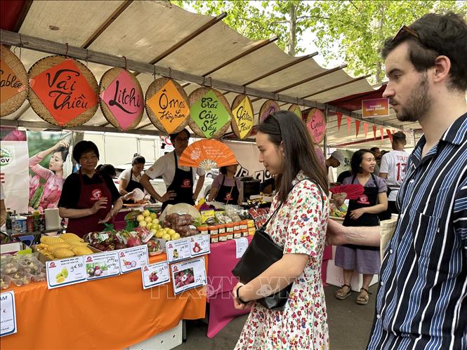 Vietnamese fruits and foods are introduced in the festival. VNA Photo: Nguyễn Thu Hà 