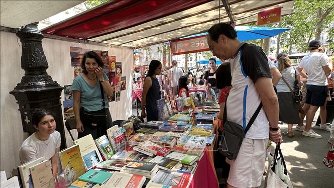 A booth introducing books on Vietnam and by Vietnamese authors in the festival. VNA Photo: Nguyễn Thu Hà 