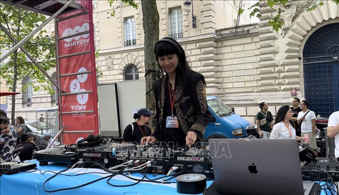 French artists of Vietnamese origin perform in the festival. VNA Photo: Nguyễn Thu Hà 