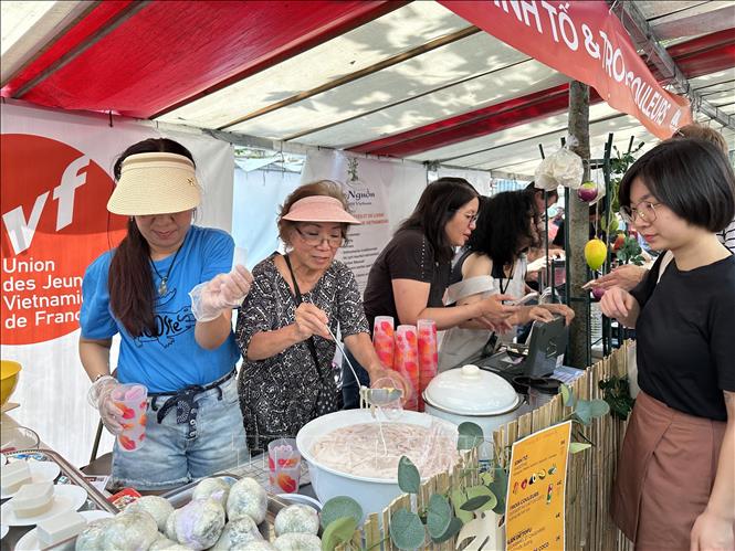 Vietnamese foods are introduced in the festival. VNA Photo: Nguyễn Thu Hà 