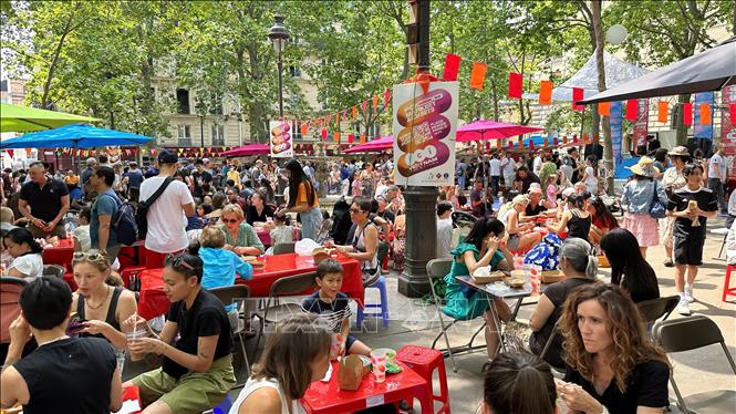 Ici Vietnam Festival attracts visitors. VNA Photo: Nguyễn Thu Hà 