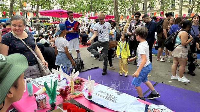 French young are interested in Vietnamese folk games. VNA Photo: Nguyễn Thu Hà 