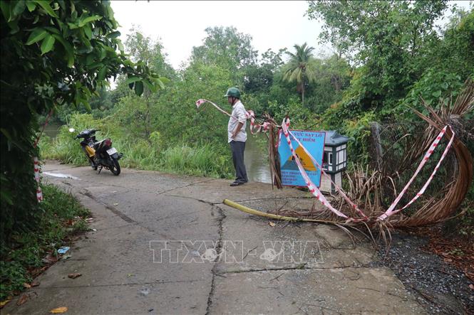 Địa phương rào chắn, cảnh báo đoạn sạt lở nguy hiểm. Ảnh: Minh Trí - TTXVN