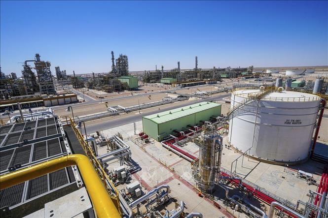 Lắp đặt hệ thống khai thác tại cơ sở lọc dầu Karbala, Iraq. Ảnh: AFP/TTXVN