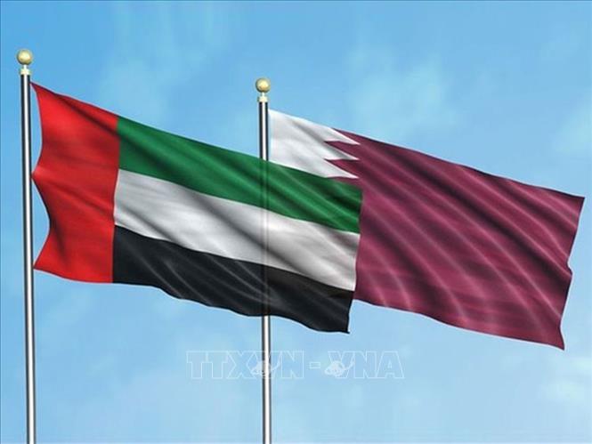 Quốc kỳ Qatar (phải) và Các Tiểu vương quốc Arab Thống nhất (UAE). Ảnh: Twitter/WAM-TTXVN