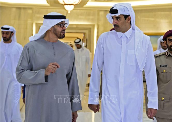 Tiểu vương Qatar Sheikh Tamim bin Hamad Al-Thani (phải) trong cuộc gặp Tổng thống Các Tiểu vương quốc Arab Thống nhất (UAE) Sheikh Mohamed bin Zayed al-Nahyan tại Doha, ngày 5/12/2022. Ảnh: AFP-TTXVN