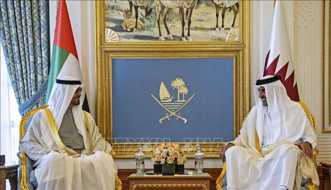 Tiểu vương Qatar Sheikh Tamim bin Hamad Al-Thani (phải) trong cuộc gặp Tổng thống Các Tiểu vương quốc Arab Thống nhất (UAE) Sheikh Mohamed bin Zayed al-Nahyan tại Doha, ngày 5/12/2022. Ảnh: AFP/TTXVN