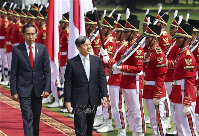Tổng thống Indonesia Joko Widodo (trái) và Nhật hoàng Naruhito (thứ 2, trái) duyệt đội danh dự tại lễ đón ở Bogor, Indonesia, ngày 19/6/2023. Ảnh: Kyodo/TTXVN