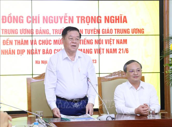 Trưởng Ban Tuyên giáo Trung ương Nguyễn Trọng Nghĩa thăm, chúc mừng Đài Tiếng nói Việt Nam. Ảnh: Phương Hoa - TTXVN