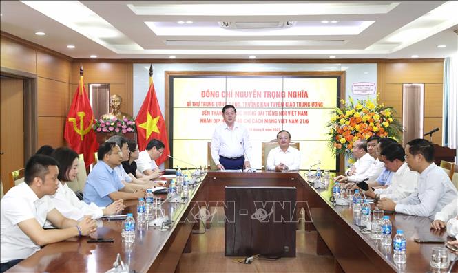 Trưởng Ban Tuyên giáo Trung ương Nguyễn Trọng Nghĩa thăm, chúc mừng Đài Tiếng nói Việt Nam. Ảnh: Phương Hoa - TTXVN