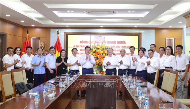 Trưởng Ban Tuyên giáo Trung ương Nguyễn Trọng Nghĩa thăm, chúc mừng Đài Tiếng nói Việt Nam. Ảnh: Phương Hoa - TTXVN