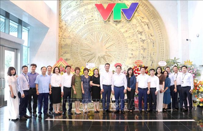 Trưởng Ban Tuyên giáo Trung ương Nguyễn Trọng Nghĩa thăm, chúc mừng Đài Truyền hình Việt Nam. Ảnh: Phương Hoa - TTXVN