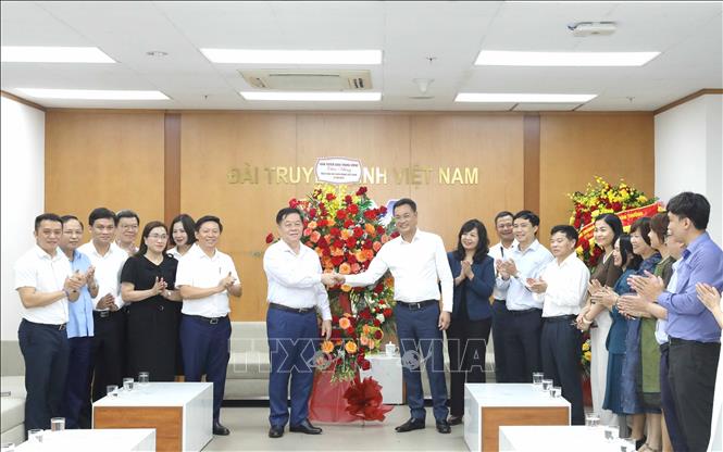 Trưởng Ban Tuyên giáo Trung ương Nguyễn Trọng Nghĩa thăm, chúc mừng Đài Truyền hình Việt Nam. Ảnh: Phương Hoa - TTXVN