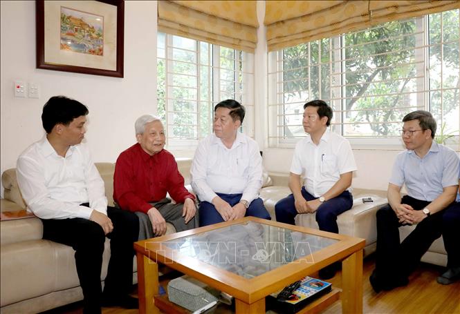 Trưởng Ban Tuyên giáo Trung ương Nguyễn Trọng Nghĩa thăm, chúc mừng nhà báo Hà Đăng, nguyên Uỷ viên Trung ương Đảng, nguyên Tổng Biên tập Báo Nhân Dân, nguyên Trưởng Ban Tư tưởng - Văn hoá Trung ương. Ảnh: Phương Hoa - TTXVN