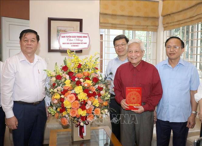Trưởng Ban Tuyên giáo Trung ương Nguyễn Trọng Nghĩa thăm, chúc mừng nhà báo Hà Đăng, nguyên Uỷ viên Trung ương Đảng, nguyên Tổng Biên tập Báo Nhân Dân, nguyên Trưởng Ban Tư tưởng - Văn hoá Trung ương. Ảnh: Phương Hoa - TTXVN