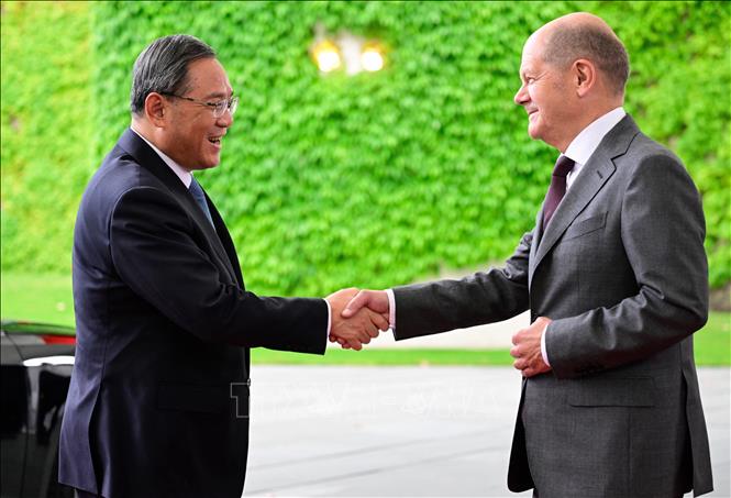 Thủ tướng Đức Olaf Scholz (phải) trong lễ đón Thủ tướng Trung Quốc Lý Cường tại Berlin ngày 19/6/2023. Ảnh: AFP/TTXVN