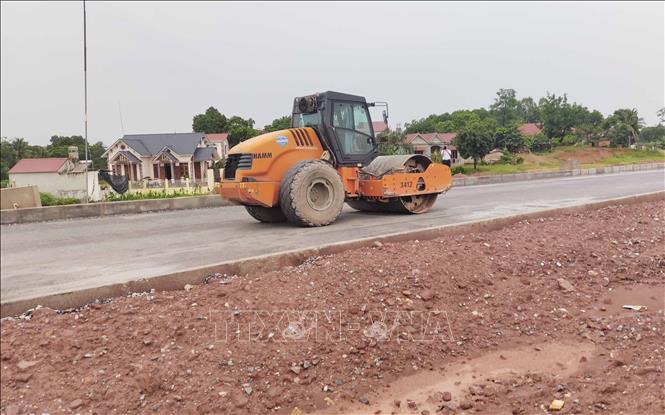 Trong ảnh: Thi công đường vành đai 5 đoan qua thị trấn Hương Sơn, huyện Phú Bình (Thái Nguyên). Ảnh: Quân Trang - TTXVN 