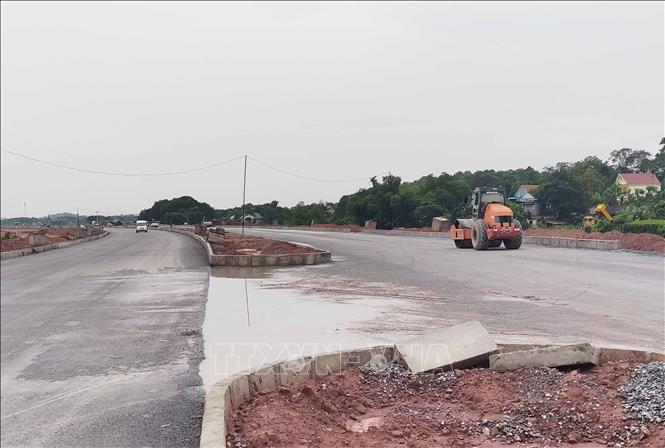 Trong ảnh: Dự án đường vành đai 5 qua địa phận huyện Phú Bình (Thái Nguyên). Ảnh: Quân Trang - TTXVN 
