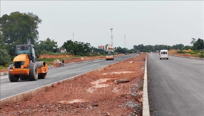 Trong ảnh: Thi công dự án đường vành đai 5 đoạn qua thị trấn Hương Sơn, huyện Phú Bình (Thái Nguyên). Ảnh: Quân Trang - TTXVN