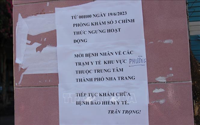Trong ảnh: Thông báo tạm ngừng hoạt động của Phòng khám Đa khoa số 3 được dán ngay trước cổng để người dân có bảo hiểm khám chữa bệnh ban đầu ở đây theo dõi, nắm bắt tình hình. Ảnh: Phan Sáu-TTXVN