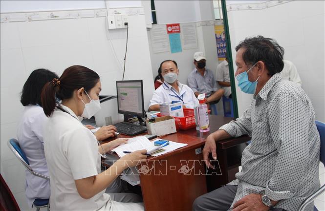 Trong ảnh: Người dân thành phố Nha Trang khám bệnh tại Trạm Y tế phường Phương Sài, thành phố Nha Trang ngày 20/6 thuận lợi. Ảnh: Phan Sáu- TTXVN