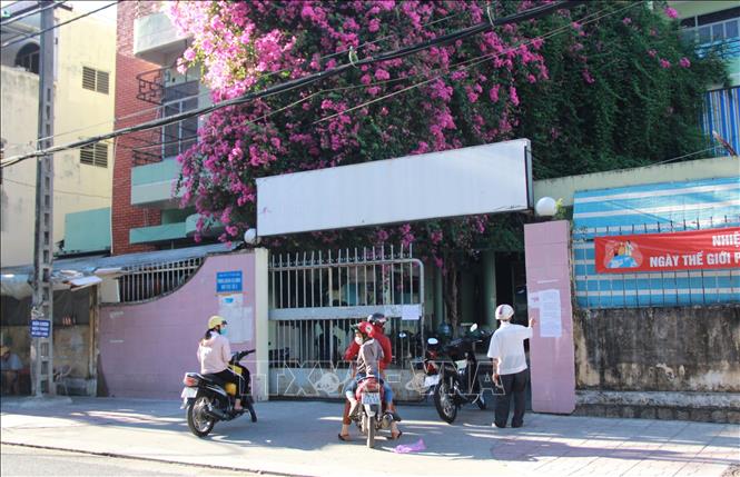 Trong ảnh: Nhiều người dân còn chưa biết phòng khám đa khoa số 3, thành phố Nha Trang tạm ngừng hoạt động nên vẫn đến đây để được khám, chữa bệnh. Ảnh: Phan Sáu- TTXVN