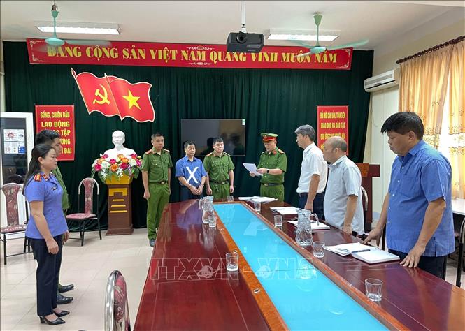 Cơ quan Cảnh sát điều tra, Công an tỉnh Sơn La thực hiện các quyết định đối với bị can Cao Đình Sơn (có dấu X). Ảnh: TTXVN phát