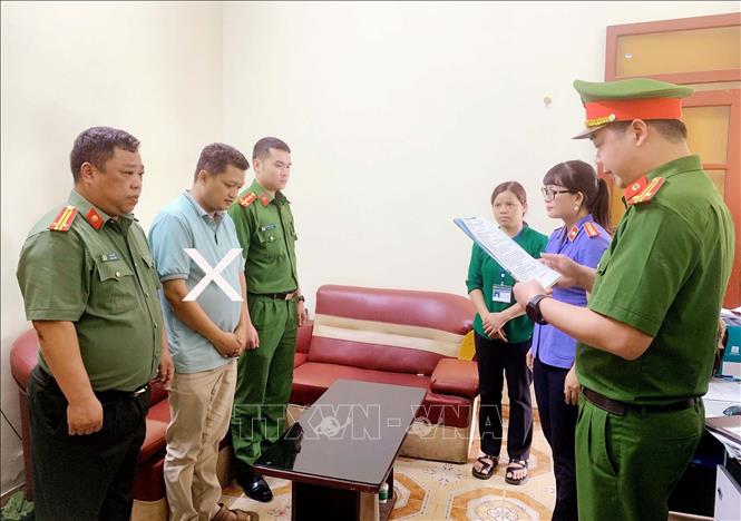 Cơ quan Cảnh sát điều tra, Công an tỉnh Sơn La thực hiện các quyết định đối với bị can Hoàng Văn Lực (có dấu X). Ảnh: TTXVN phát